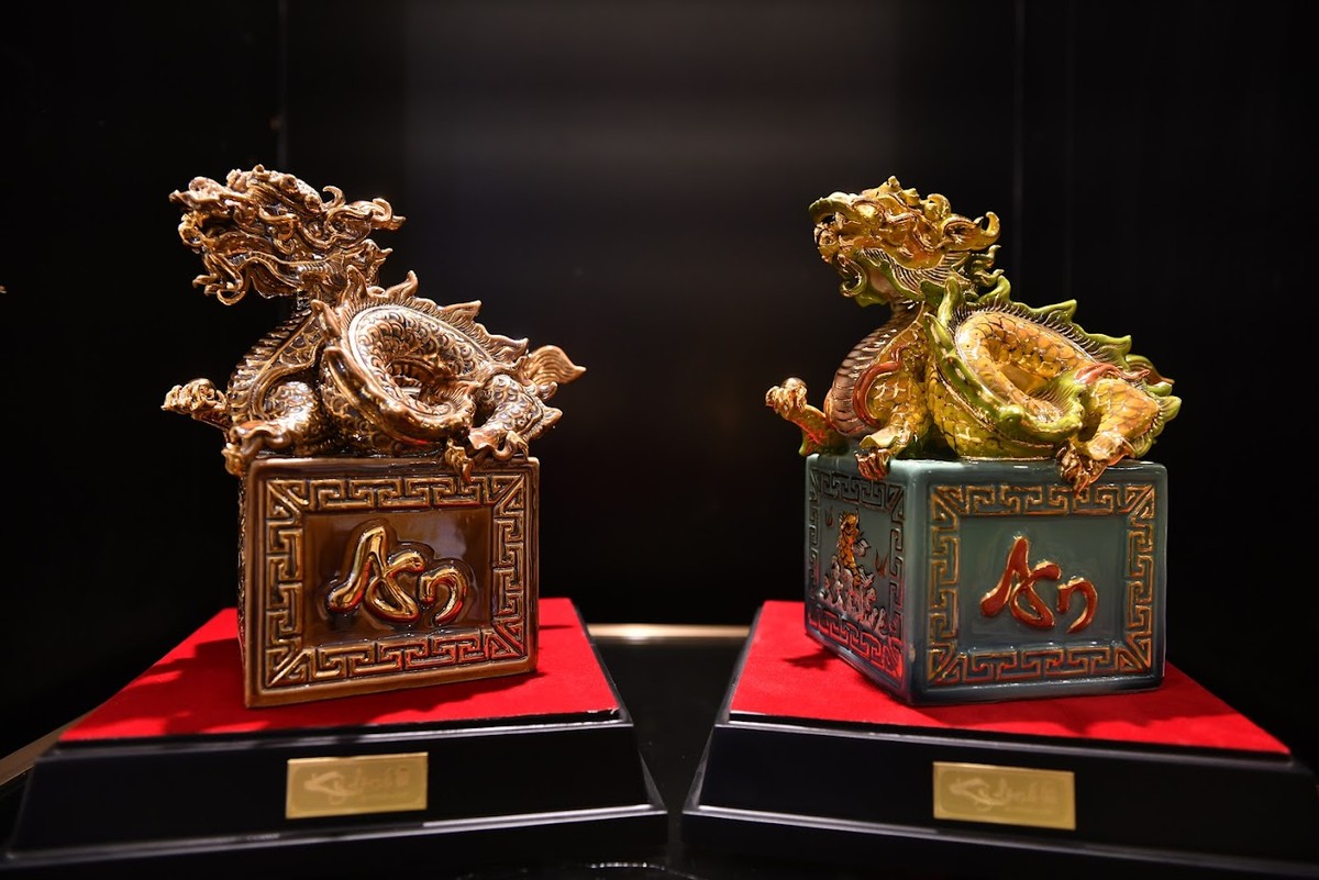 Siêu phẩm ấn Rồng dát vàng của nghệ nhân Bát Tràng 'trình làng' đón Tết