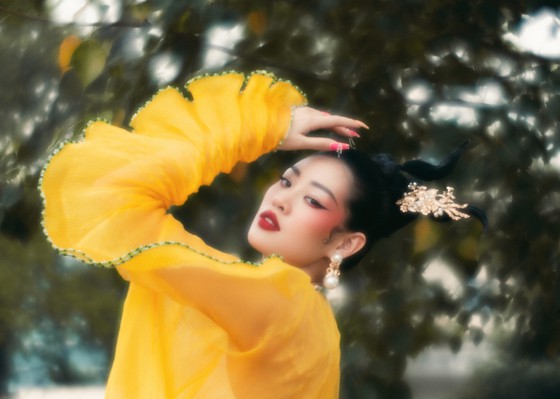 Hoa hậu Khánh Vân khoe sắc với áo dài những ngày đầu năm mới 
