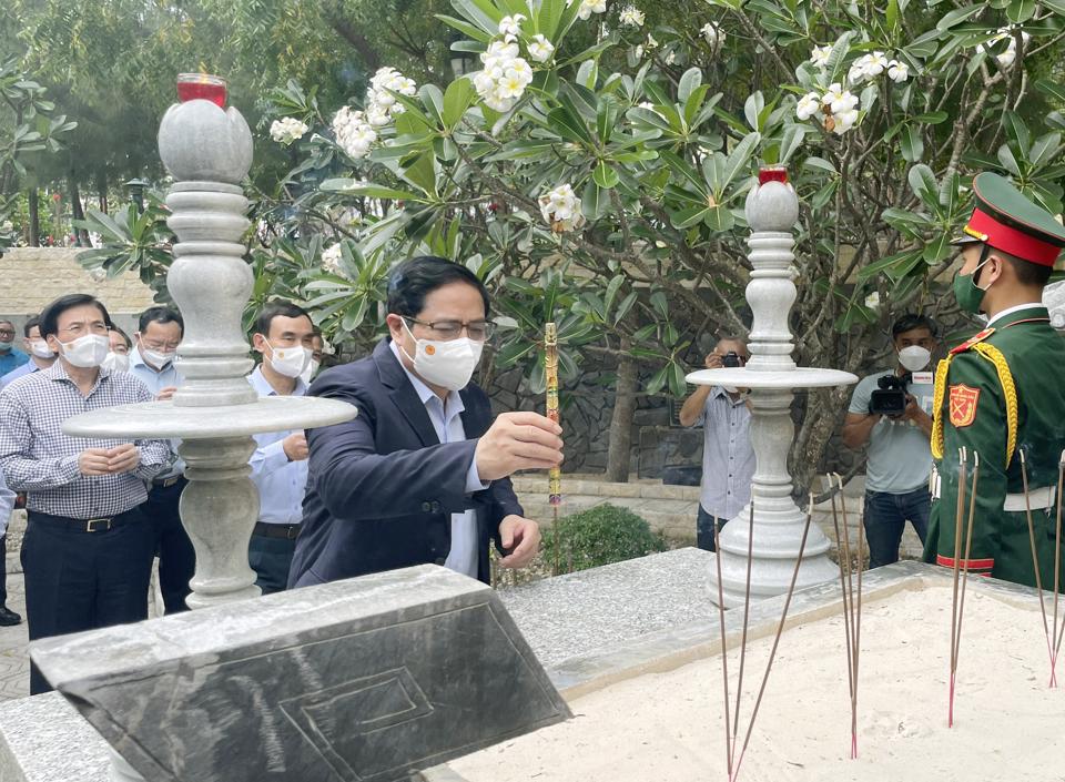Thủ tướng Phạm Minh Chính dâng hương tại Khu tưởng niệm Chiến sĩ Gạc Ma 