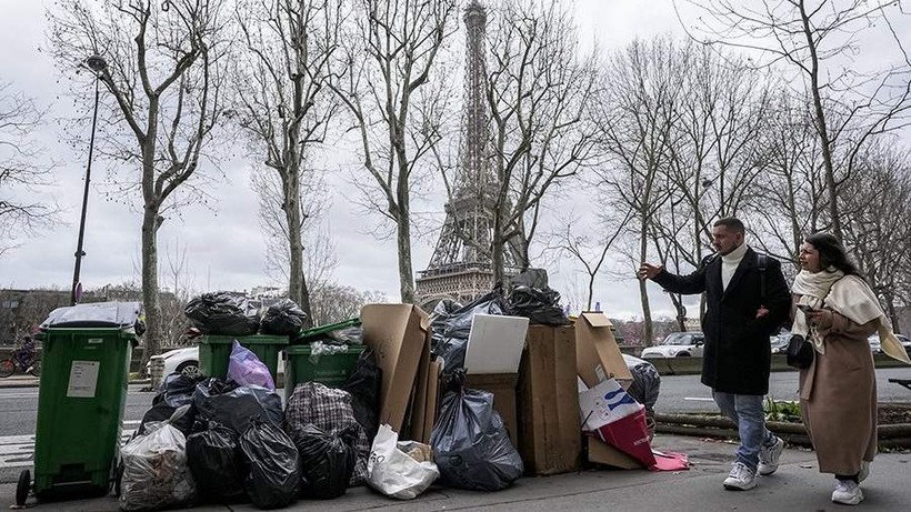 Hơn 5.000 tấn rác ùn ứ trên đường phố Paris 