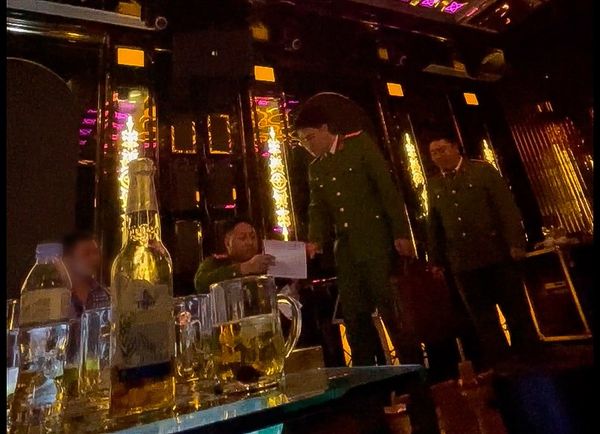 Bắt quả tang quán karaoke Hoàng Kim KTV lén lút đón khách