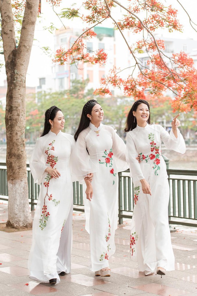 Hoa hậu Ngọc Hân trình làng bộ sưu tập áo dài lấy cảm hứng từ hoa phượng 