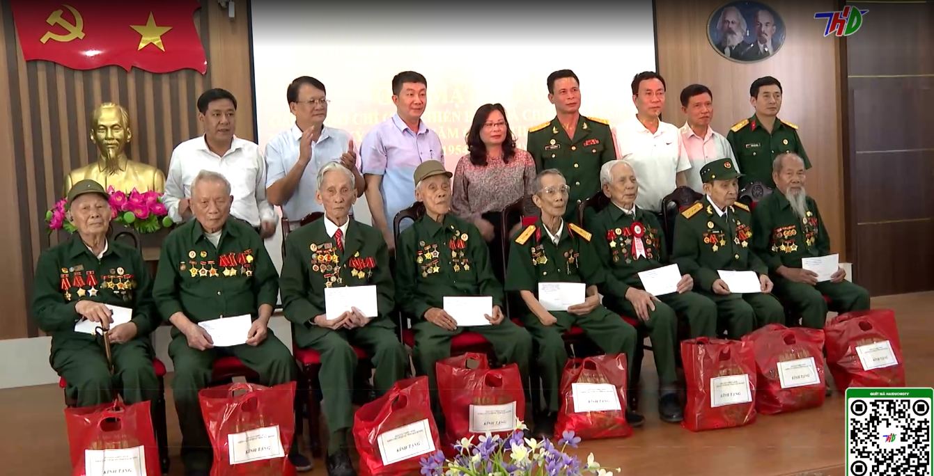 Hội Cựu chiến binh Khối các cơ quan tỉnh tặng quà chiến sỹ Điện Biên