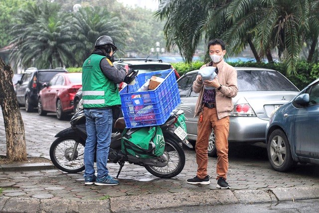 'Shipper' thời dịch Covid-19: Tiếp tục hay dừng lại?