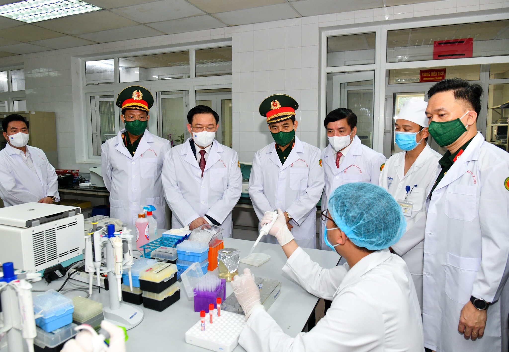 Chủ tịch Quốc hội Vương Đình Huệ: Đẩy nhanh tiến độ thử nghiệm vắc xin COVID-19 Nano Covax để có thể sớm sản xuất trong nước 