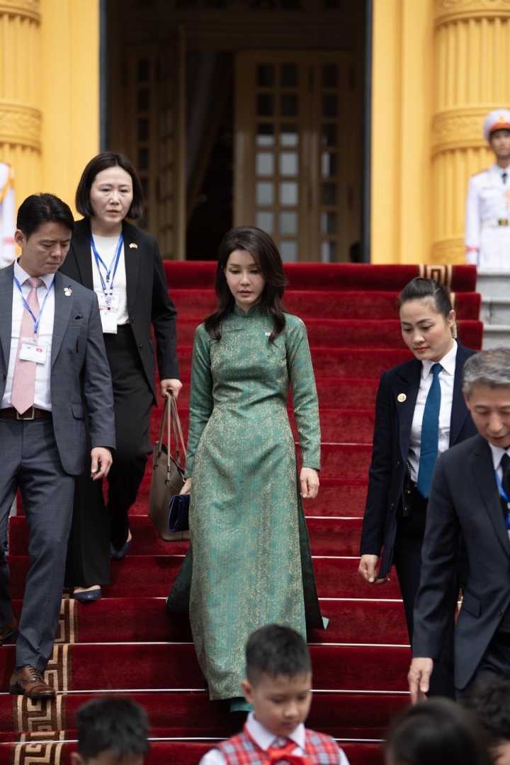Đệ nhất Phu nhân Hàn Quốc diện áo dài trong chuyến thăm Việt Nam 
