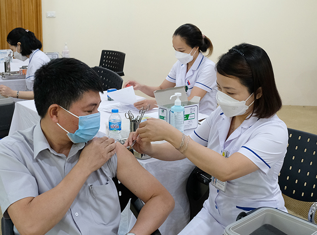 Biến thể BA.4, BA.5 đã xâm nhập nhưng hàng chục tỉnh vẫn tiêm vaccine COVID-19 mũi 3 và 4 chậm