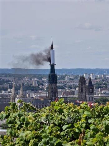 Cháy ngọn tháp nhà thờ Đức Bà Rouen ở Pháp 
