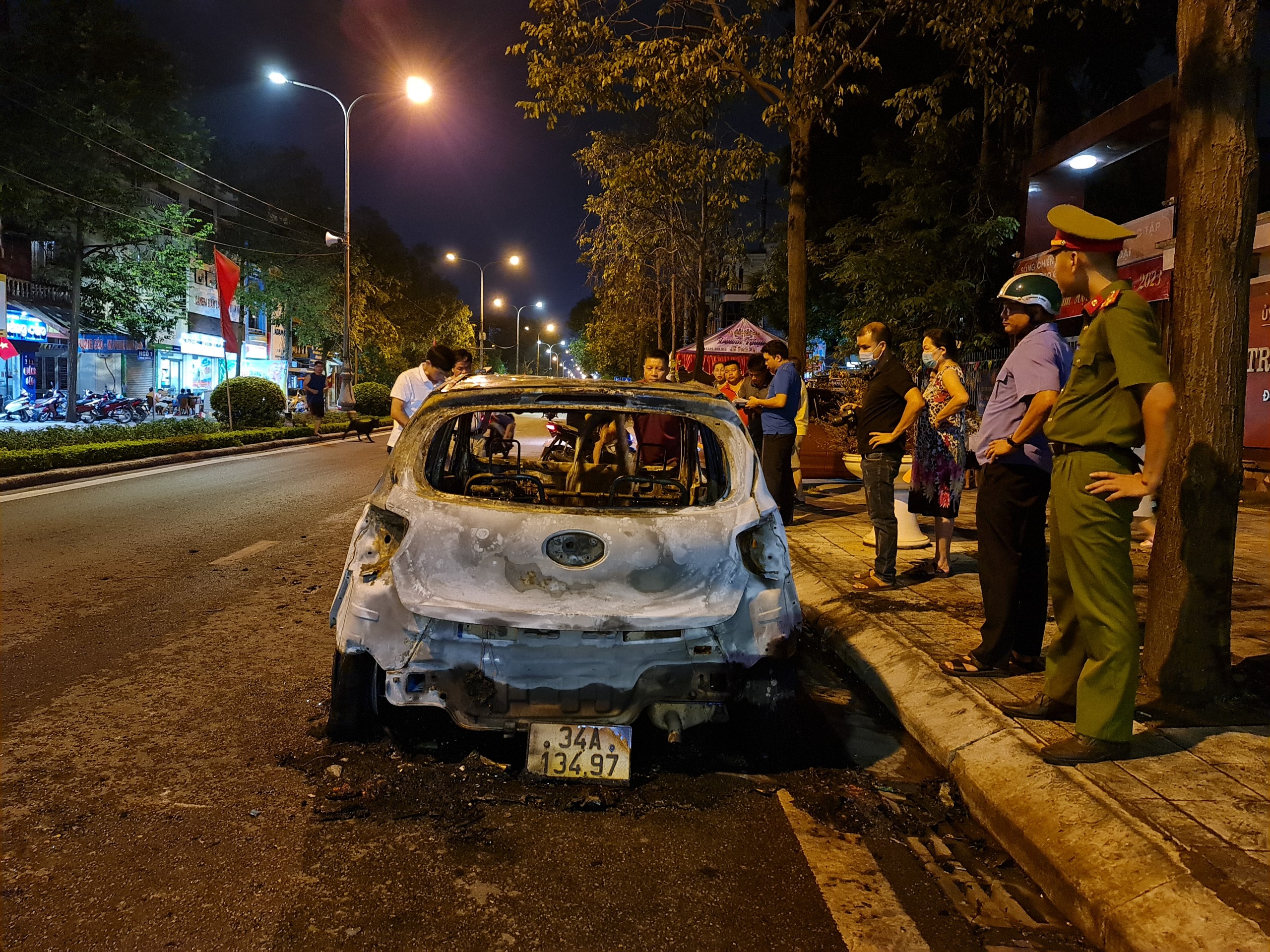 VIDEO: Xe taxi I10 cháy rụi trên đường Hồng Quang