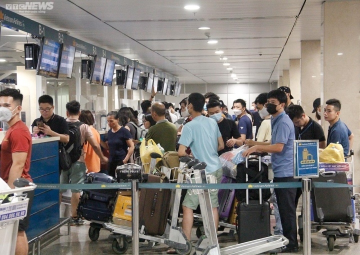 Ngày cuối nghỉ lễ 2/9, khách đổ về sân bay Tân Sơn Nhất tăng đột biến 