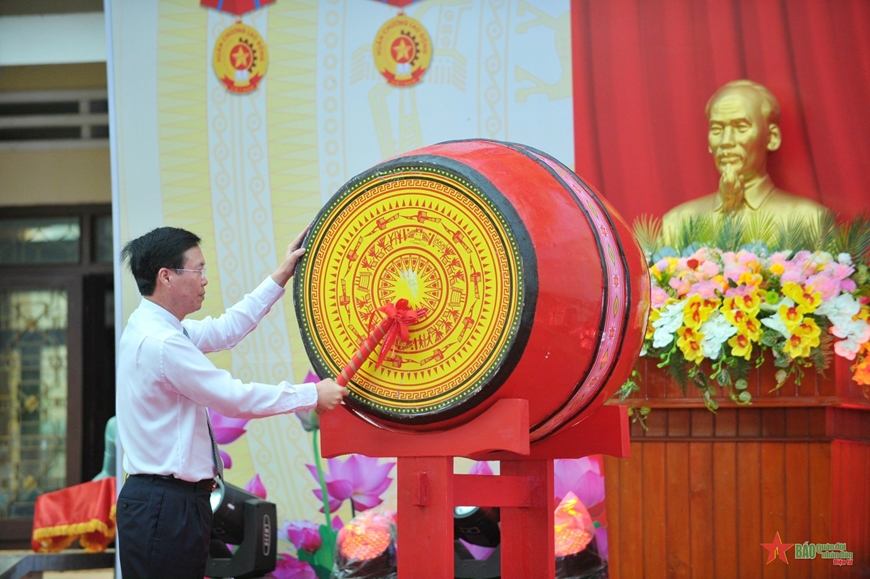 Chủ tịch nước Võ Văn Thưởng dự và đánh trống khai giảng năm học mới tại Gia Lai, học sinh cả nước hân hoan chào đón năm học mới