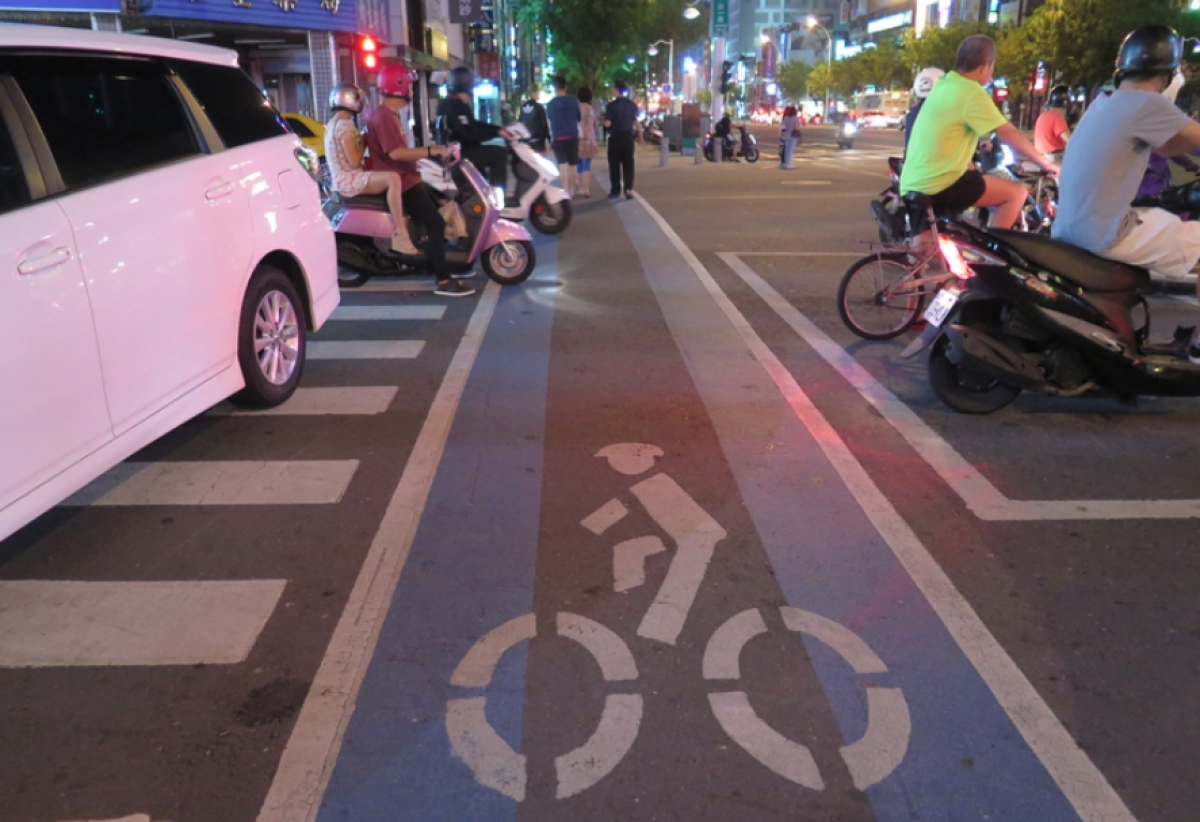 Lối riêng cho xe đạp và điều kiện “đường thông hè thoáng”