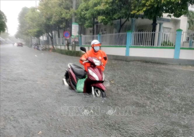 Miền Trung giảm mưa không phải là tâm bão đã đi qua