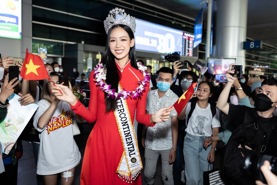 Bảo Ngọc trở về nước sau khi đăng quang Miss Intercontinental 2022 