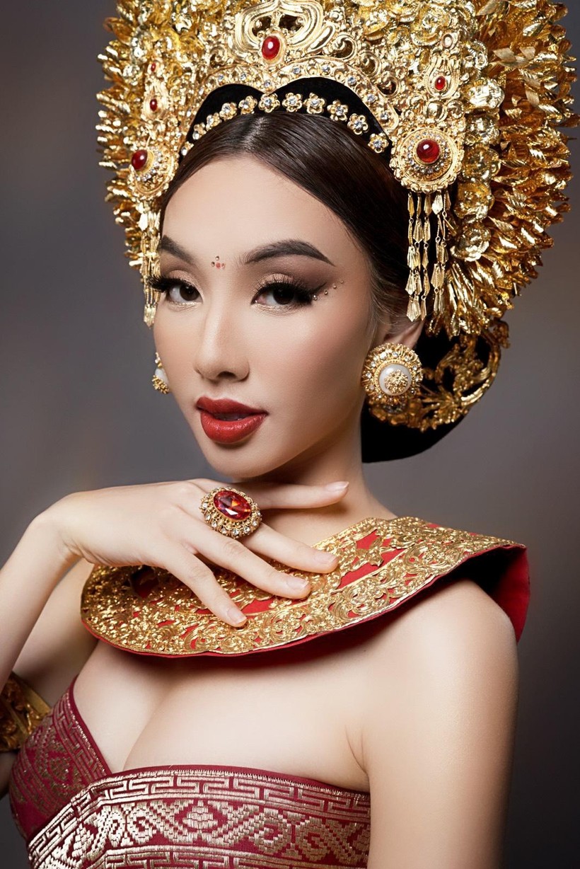 Hoa hậu Thùy Tiên đẹp 'xuất thần' trong trang phục truyền thống Bali 