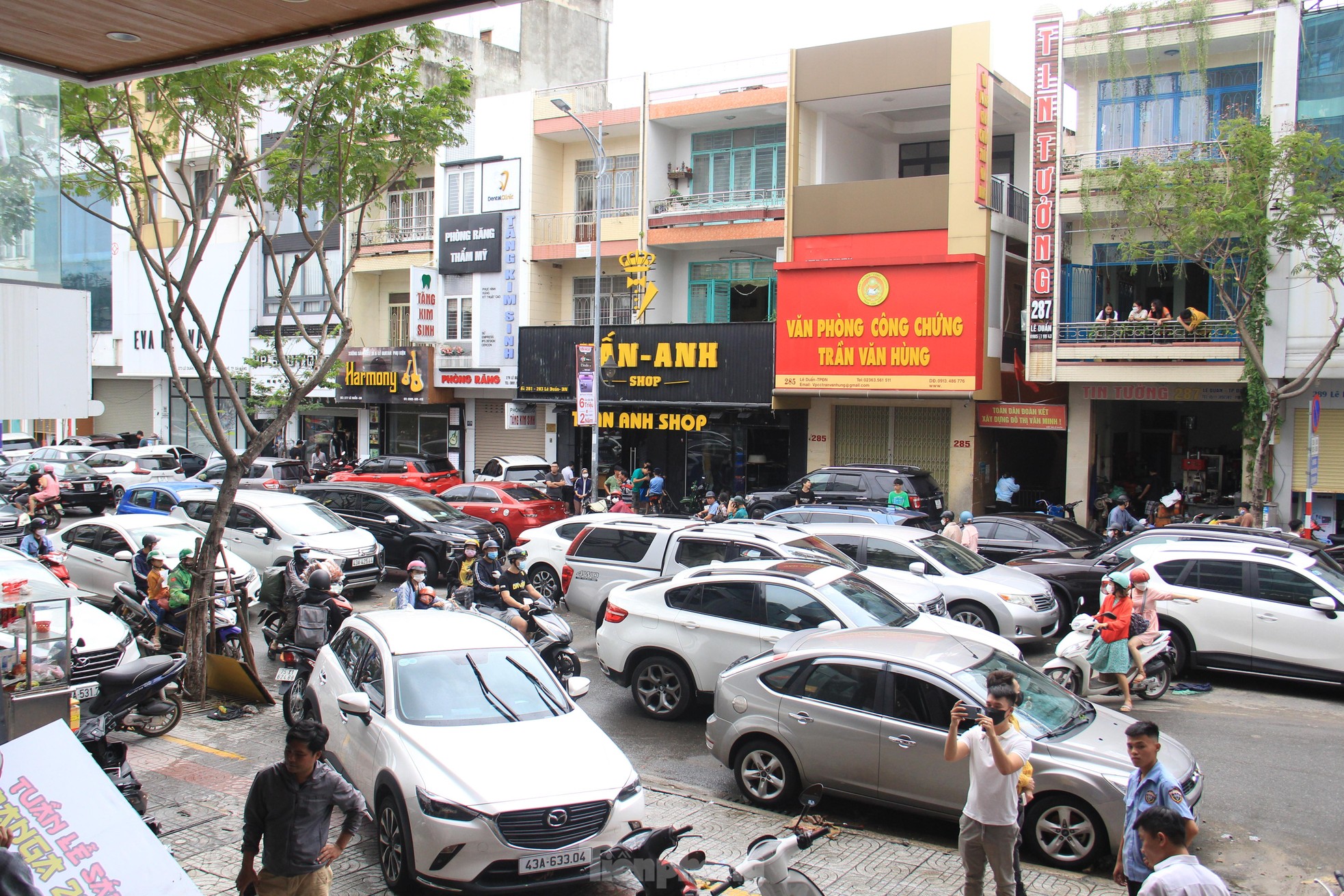 Sau ngập lụt lịch sử, loạt ô tô chết máy nằm giữa đường phố Đà Nẵng 