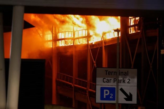 Anh: Cháy tại sân bay Luton, tất cả các chuyến bay bị đình chỉ