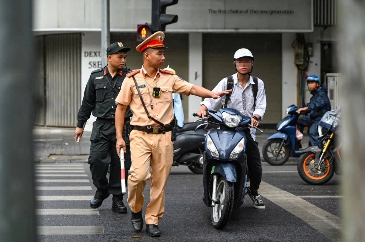 Học sinh đi xe máy sai quy định: 