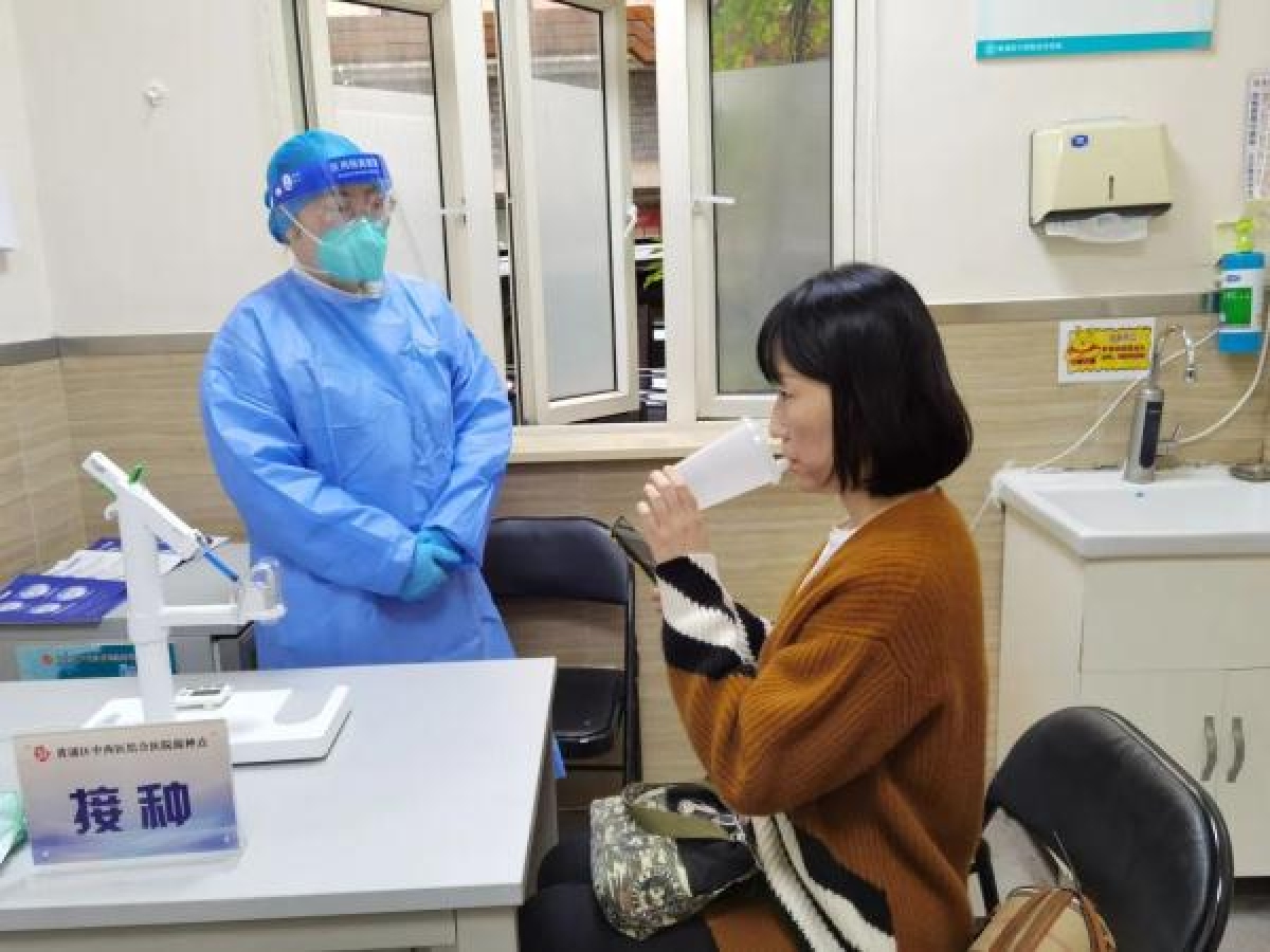 Thành phố đầu tiên của Trung Quốc dùng vaccine Covid-19 dạng hít cho liều tăng cường