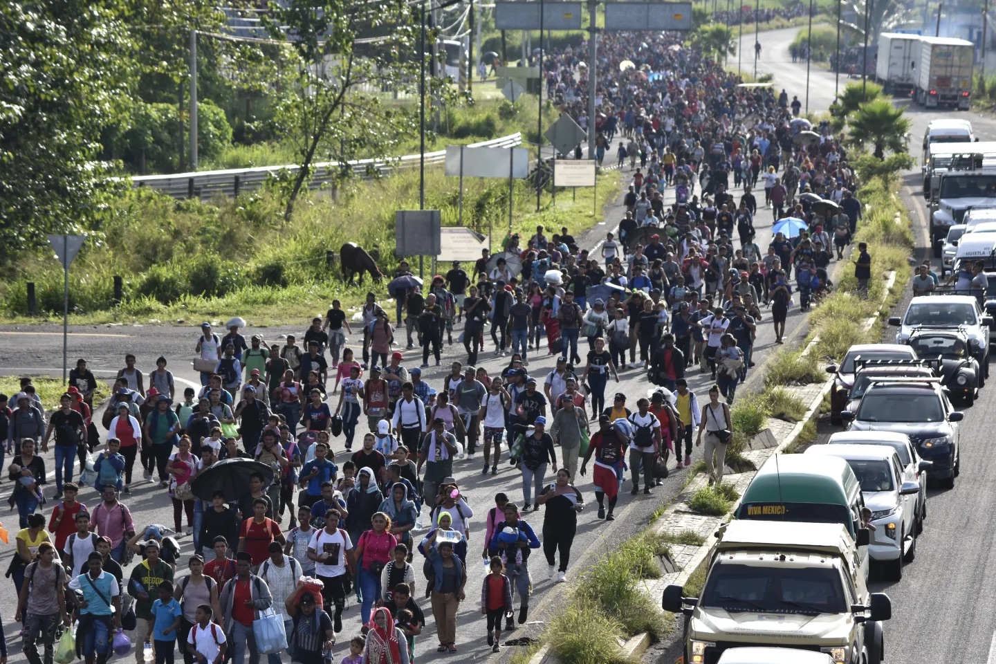 Khoảng 5.000 người di cư đi bộ từ Mexico tới Mỹ 