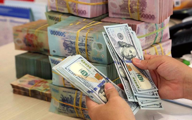 Giá USD chợ đen đắt hơn ngân hàng gần 300 đồng 