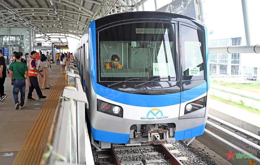 Người dân TP Hồ Chí Minh háo hức trải nghiệm tuyến metro số 1