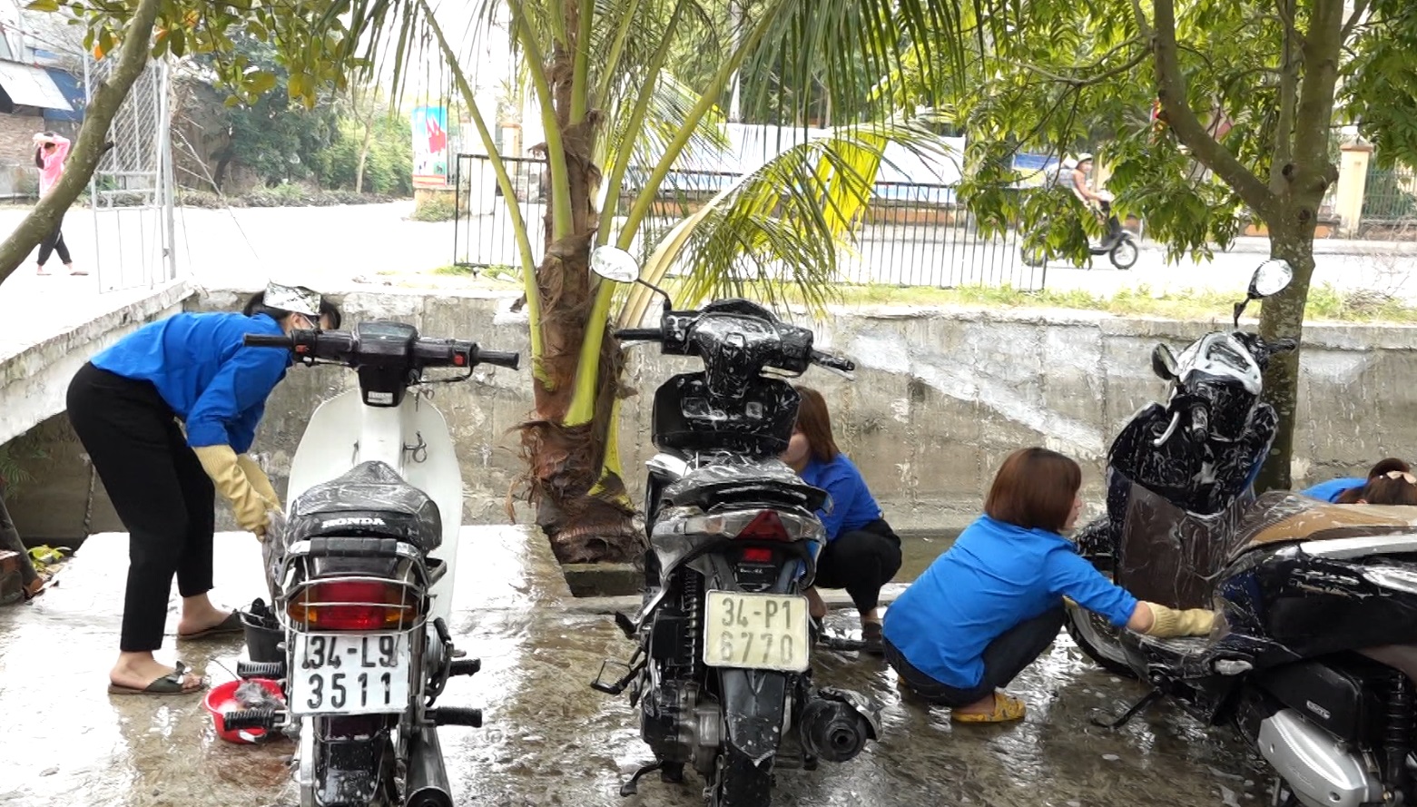 Đoàn viên thanh niên Gia Lộc rửa xe gây quỹ thắp sáng đường giao thông