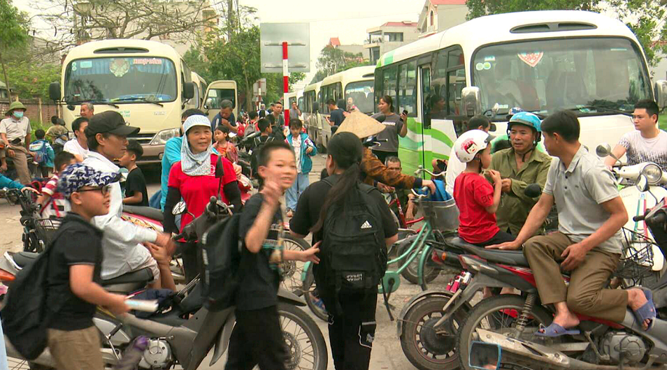 Tiềm ẩn nguy cơ mất ATGT tại cổng trường tiểu học Thái Học, huyện Bình Giang