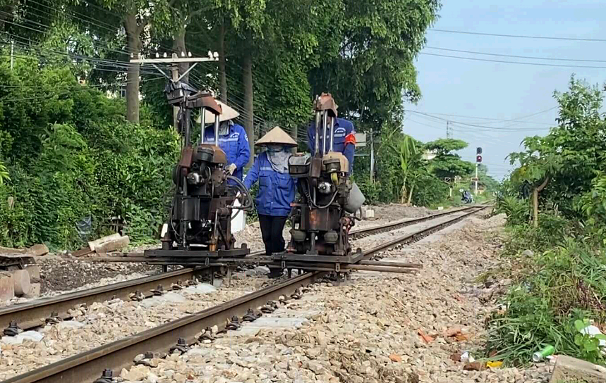 Sửa chữa đường sắt Hà Nội - Hải Phòng đảm bảo an toàn chạy tàu