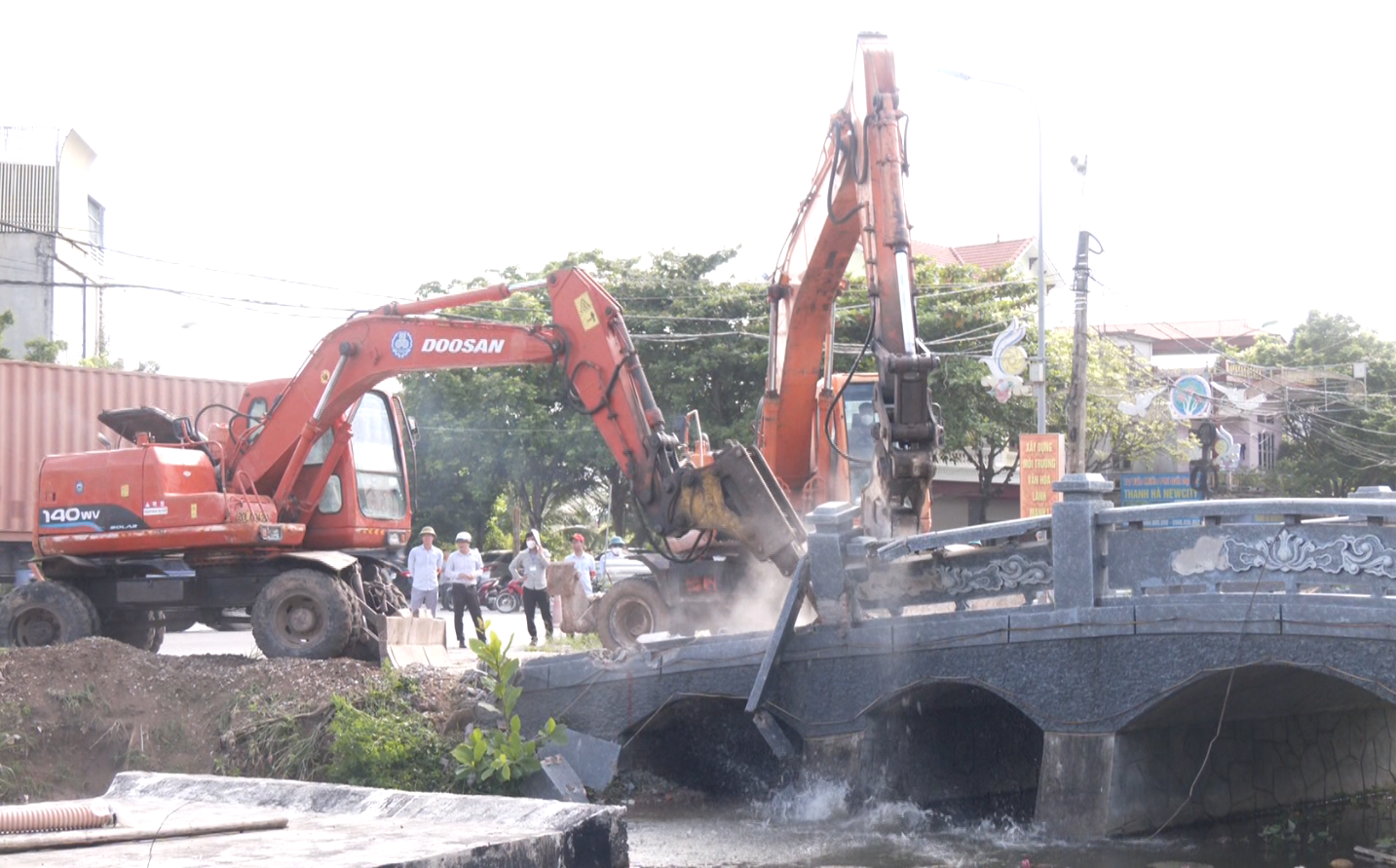 Huyện Thanh Hà tháo dỡ vi phạm kênh tưới trạm bơm Ba Nữ