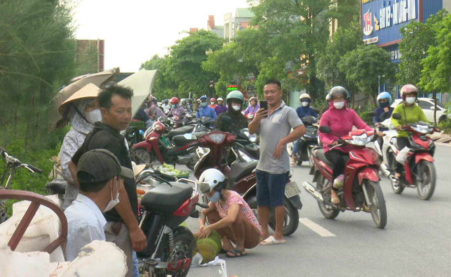 Tái diễn vi phạm hành lang an toàn giao thông trên quốc lộ 37