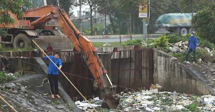 TĂNG CƯỜNG XỬ LÝ RÁC THẢI TUYẾN KÊNH THẠCH KHÔI - ĐOÀN THƯỢNG