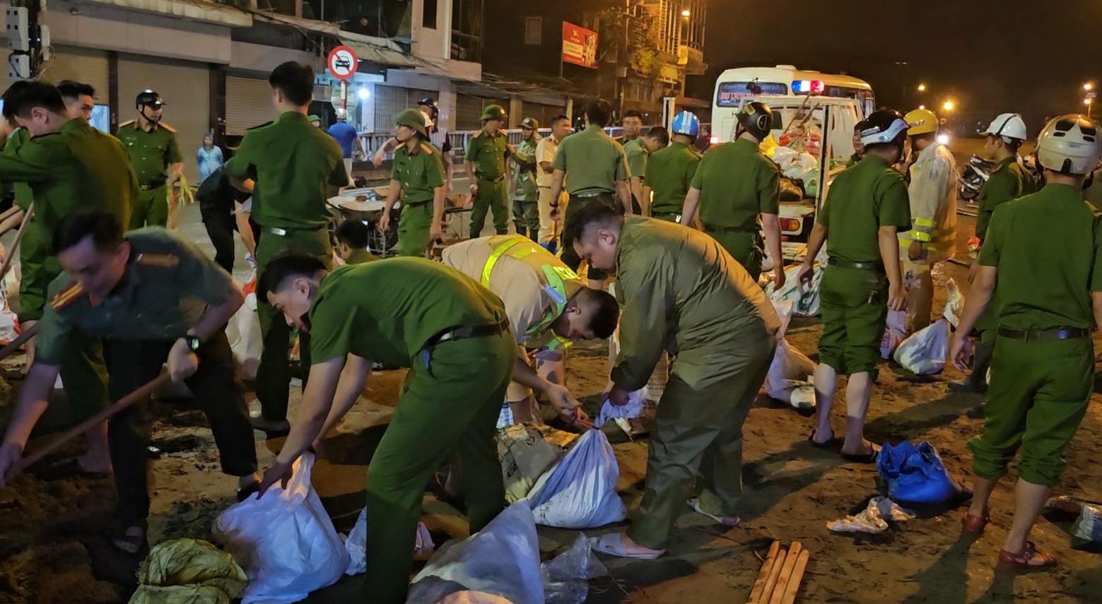 CÔNG AN HẢI DƯƠNG CĂNG MÌNH GIÚP DÂN TRONG BÃO LŨ