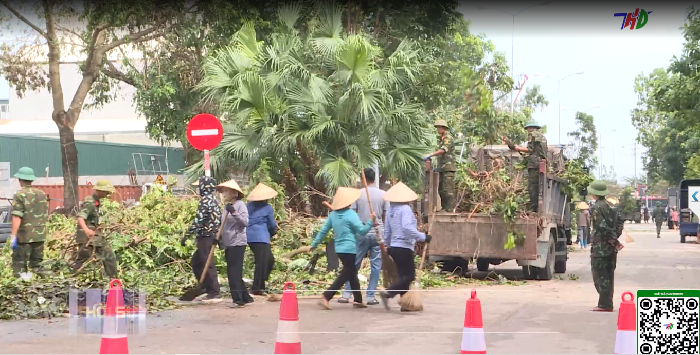 CHUNG TAY DỌN MÔI TRƯỜNG SAU BÃO, ÚNG