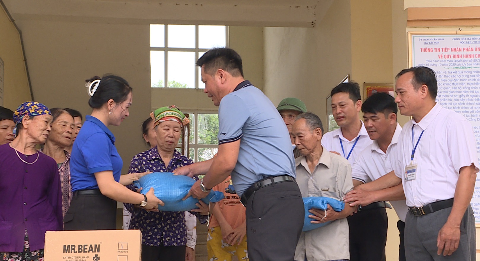 CHI ĐOÀN THANH NIÊN ĐÀI PHÁT THANH VÀ TRUYỀN HÌNH TẶNG QUÀ 