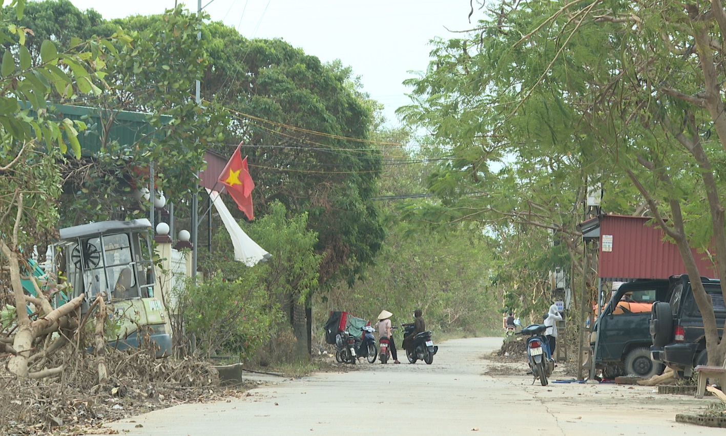 NGÀY MỚI Ở VÙNG BÃO, LŨ ĐI QUA