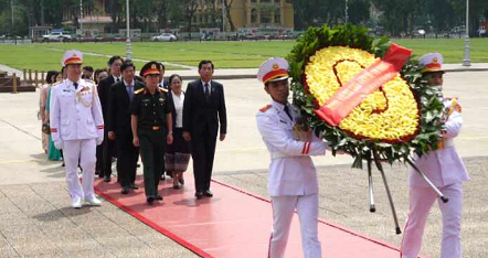 ĐOÀN ĐẠI BỂU TỈNH VIÊNG CHĂN - LÀO VÀO LĂNG VIẾNG CHỦ TỊCH HỒ CHÍ MINH