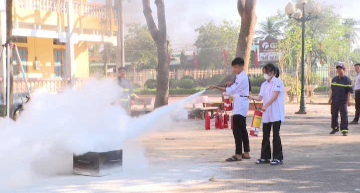 THANH HÀ TẬP HUẤN PHÒNG CHÁY CHỮA CHÁY CHO HỌC SINH