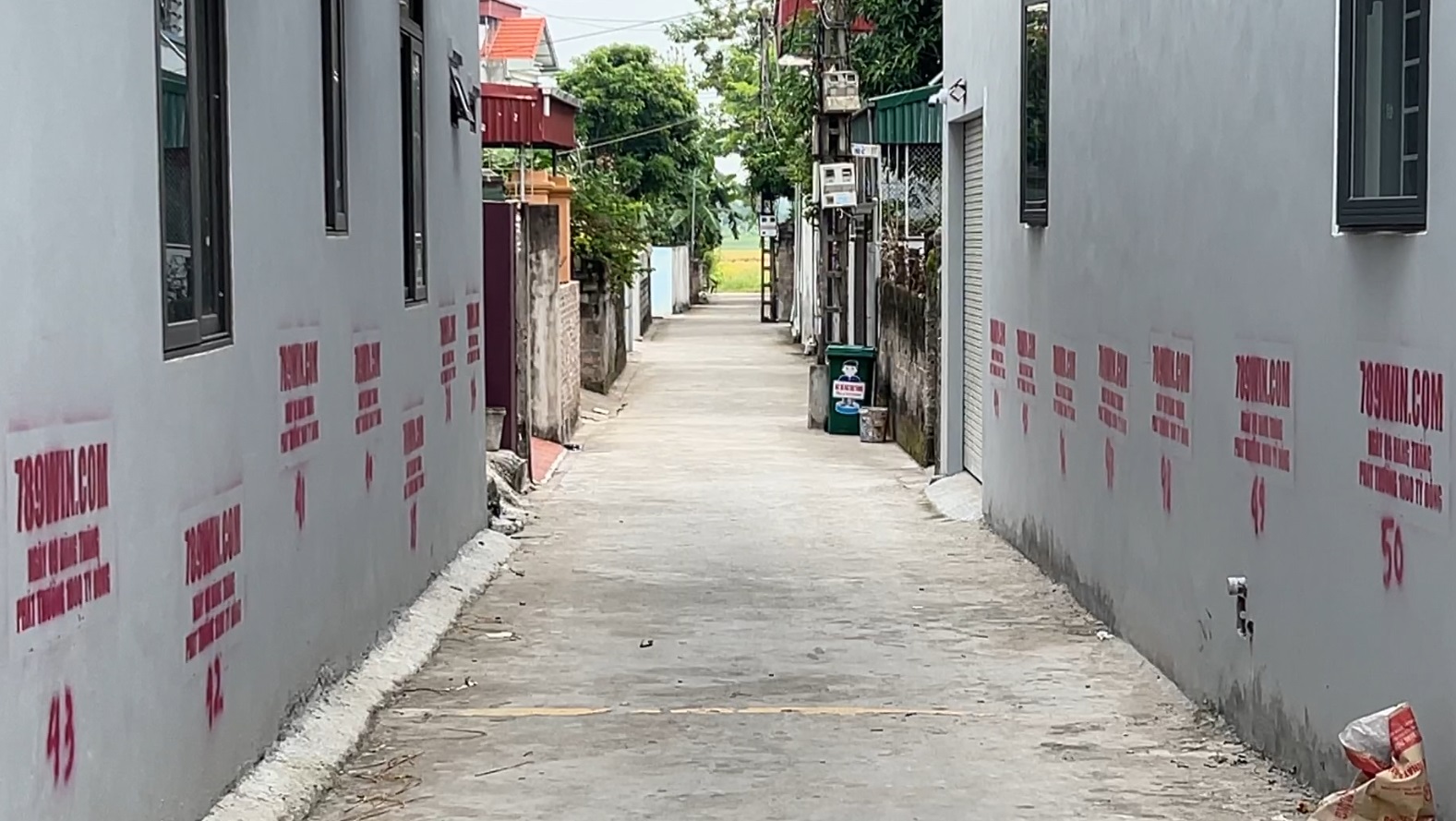 TÌNH TRẠNG PHUN SƠN QUẢNG CÁO TRÁI PHÉP BÔI BẨN TƯỜNG NHÀ DÂN Ở TỨ KỲ 