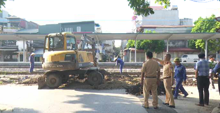 RÀO CHẮN LỐI ĐI TỰ MỞ TRONG GA HẢI DƯƠNG