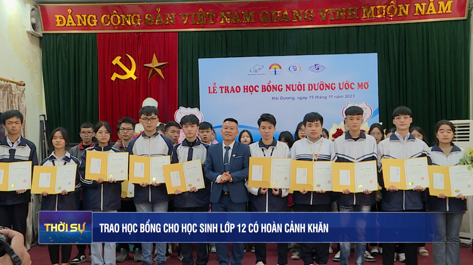 TRAO HỌC BỔNG CHO HỌC SINH LỚP 12 CÓ HOÀN CẢNH KHÓ KHĂN