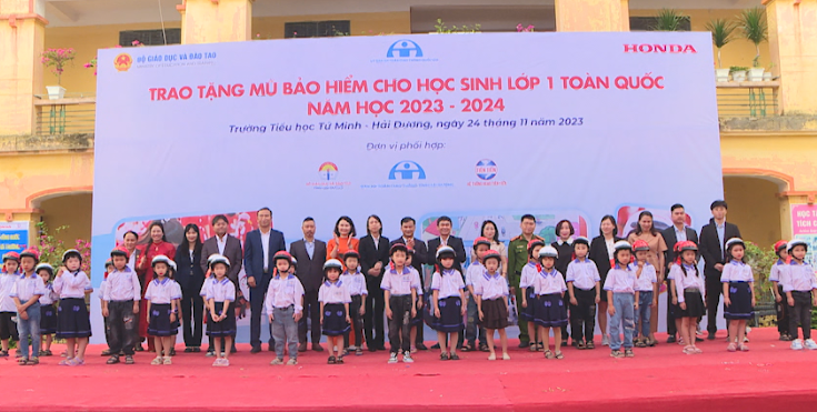 TẶNG GẦN 35 NGHÌN MŨ BẢO HIỂM CHO HỌC SINH LỚP 1