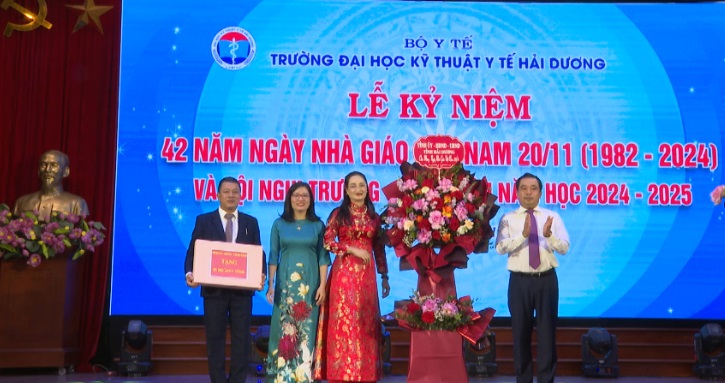 BÍ THƯ TỈNH UỶ CHÚC MỪNG CÁN BỘ, GIÁO VIÊN TRƯỜNG ĐẠI HỌC KỸ THUẬT Y TẾ HẢI DƯƠNG VÀ TRƯỜNG THCS TÂN BÌNH