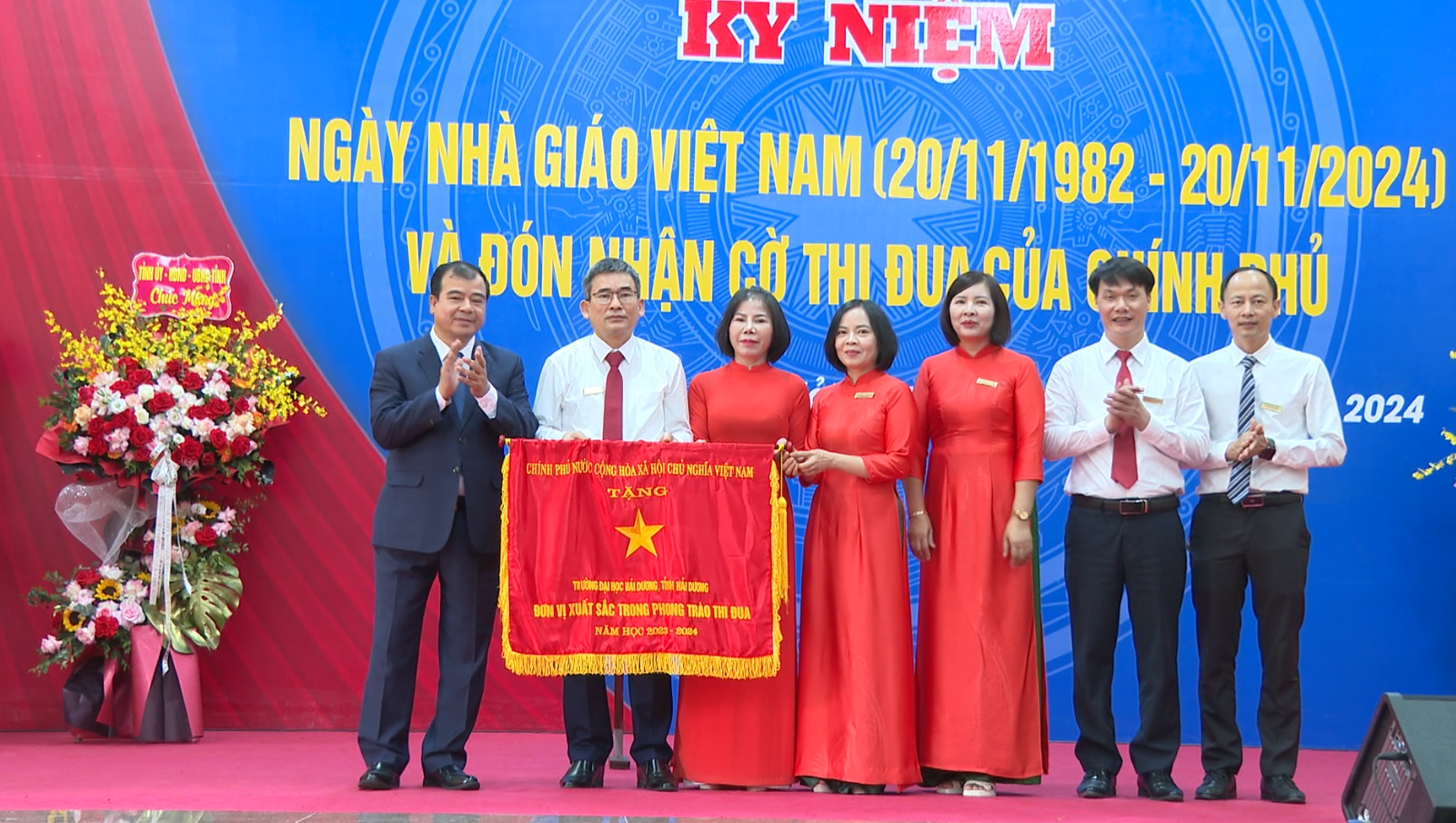 TRƯỜNG ĐẠI HỌC HẢI DƯƠNG ĐÓN NHẬN CỜ THI ĐUA CỦA CHÍNH PHỦ